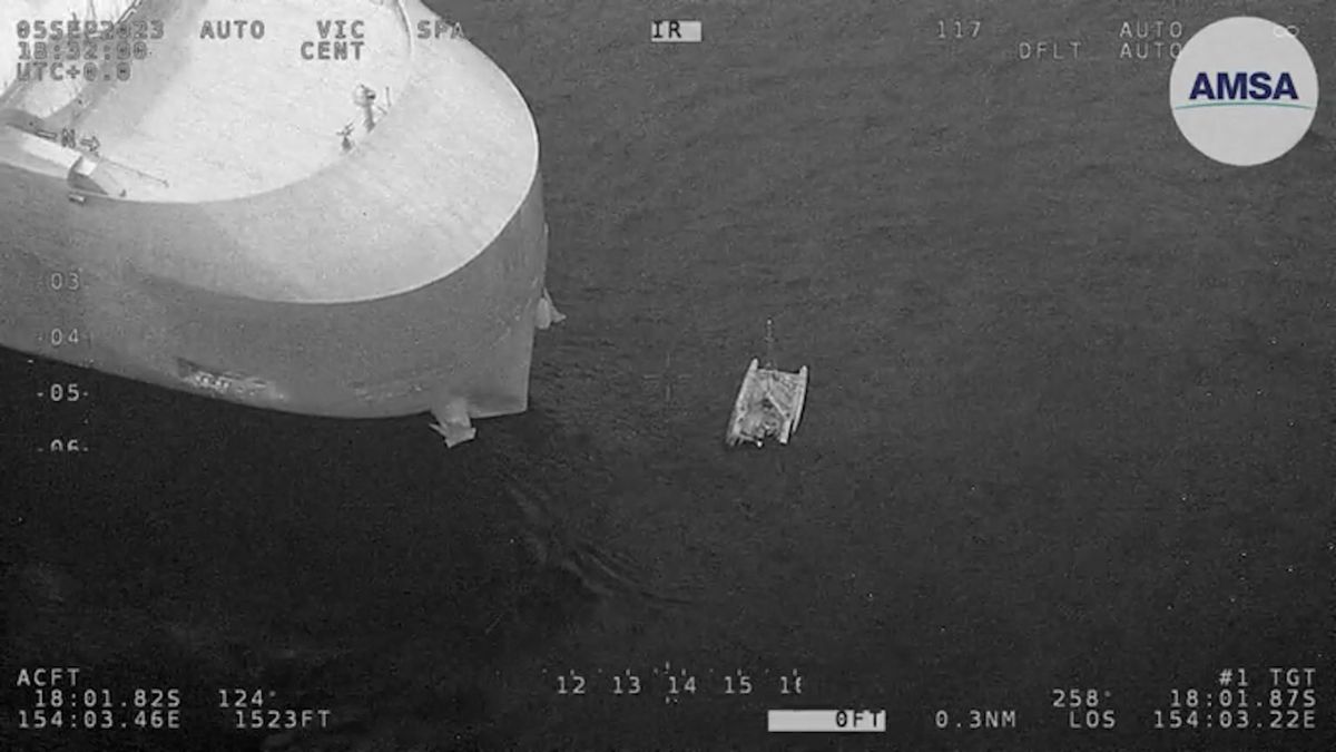 Žraloci napadli nafukovací katamarán u australských břehů. Tříčlennou posádku zachránila nákladní loď